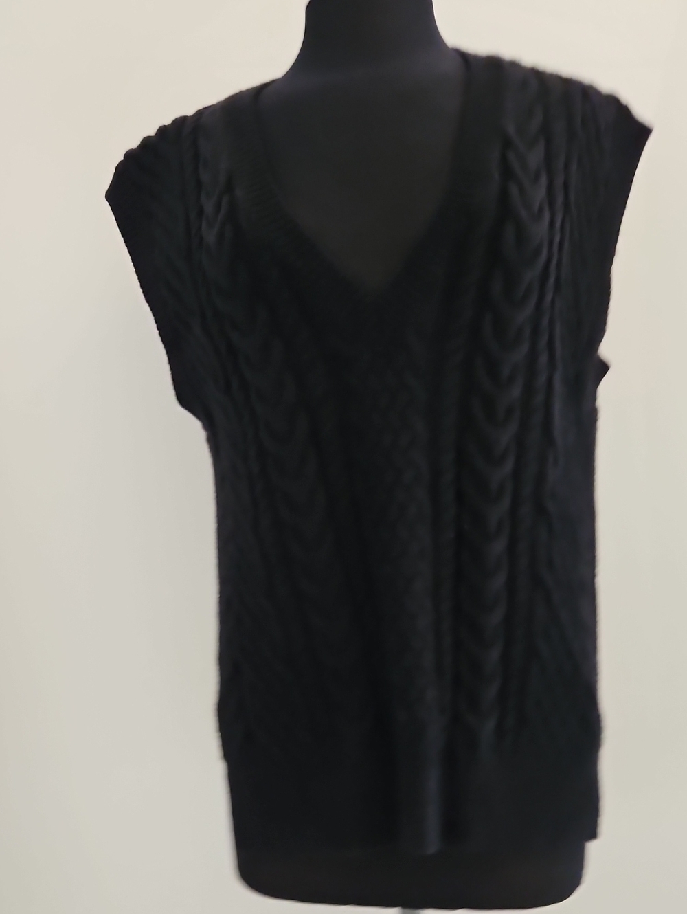 Hers & Mine Women's Black Cable Knit V-Neck Sweater Vest. Size S